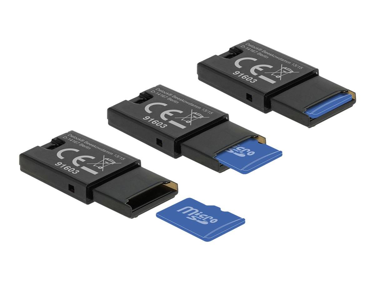Drei schwarze Speicherkarten-Adapter mit eingesetzten microSD-Karten sowie eine lose blaue microSD-Karte auf weißem Hintergrund.