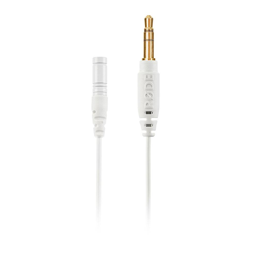 Weißes Audio-Adapterkabel mit einem 3,5-mm-Stecker an einem Ende und einem kleinen weißen Stecker am anderen Ende, auf einem schlichten weißen Hintergrund gezeigt.