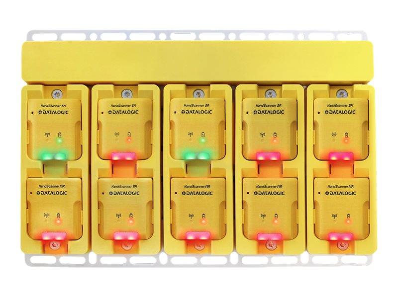 Neun gelbe tragbare Datalogic-Barcode-Scanner in einer Ladestation angedockt, mit roten und grünen Statusleuchten, die den Stromversorgung- und Ladestatus anzeigen.