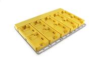 Gelbes modulares Industrie-Tablett mit mehreren rechteckigen Fächern, montiert auf einer grauen Metallbasis, auf weißem Hintergrund dargestellt.
