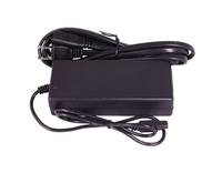 Schwarzer Laptop-Stromadapter mit angebrachtem Kabel und Stecker, gezeigt vor einem einfachen weißen Hintergrund.
