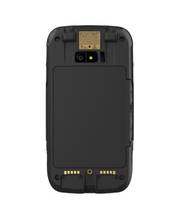 Rückansicht eines schwarzen Smartphones mit der rückwärtigen Kamera, dem Blitzlicht, der Batterieabdeckung und den Ladekontakten.