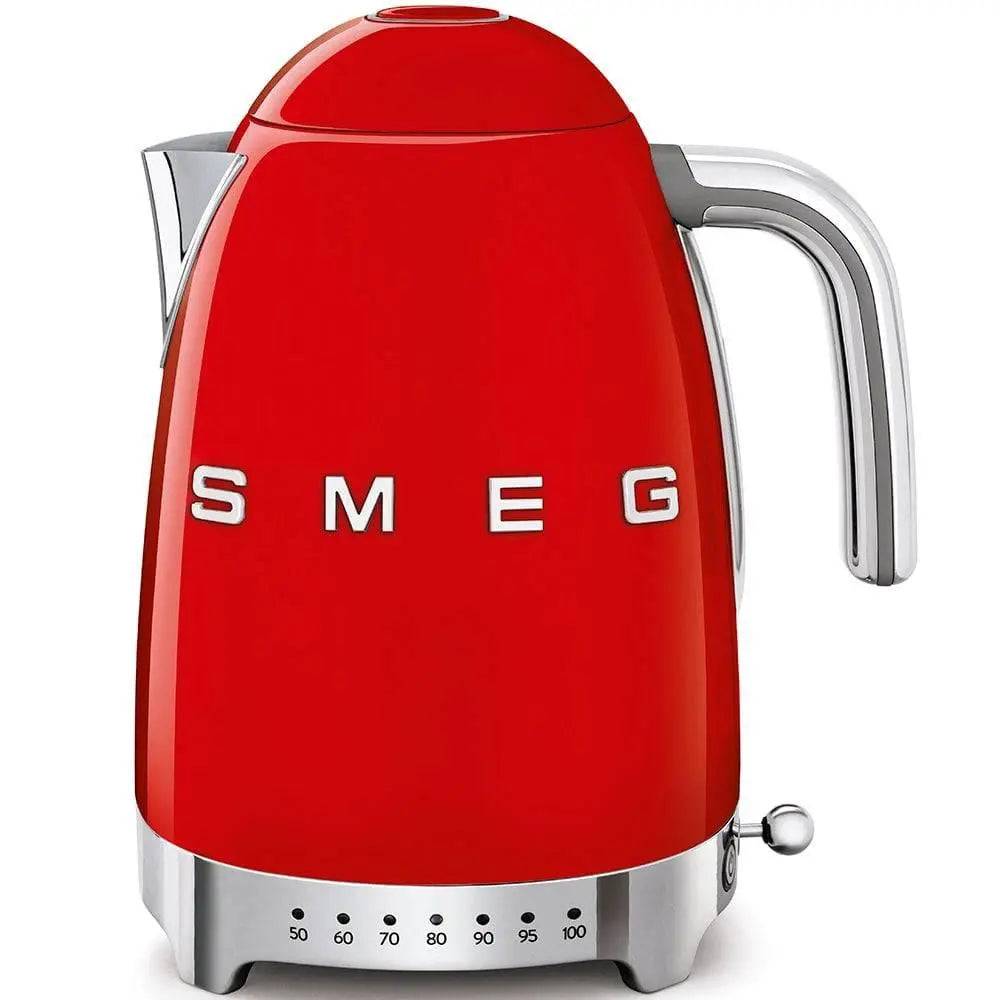 Roter Smeg Elektrokessel mit Chromgriff, Ausguss und Temperaturmarkierungen auf weißem Hintergrund.
