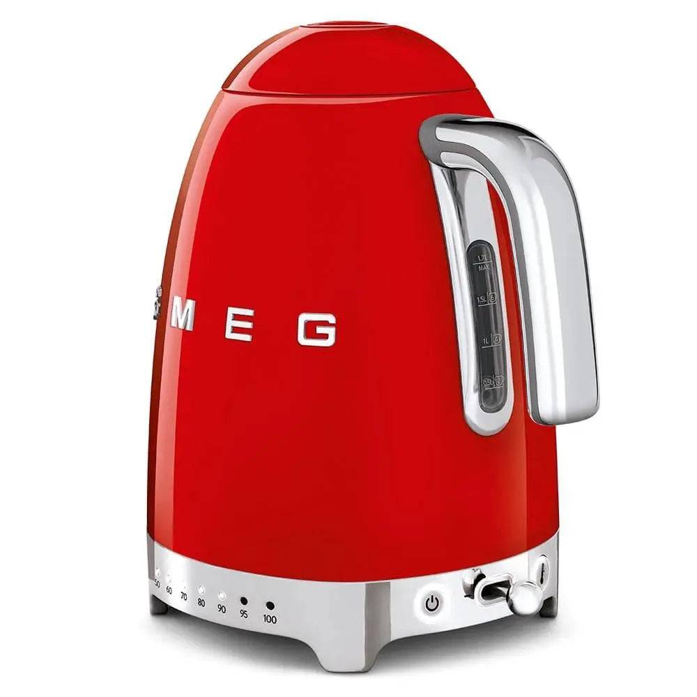 Rote Smeg Elektrokessel mit silberfarbenem Griff, Wasserstandsfenster und Temperaturreglern auf weißem Hintergrund.