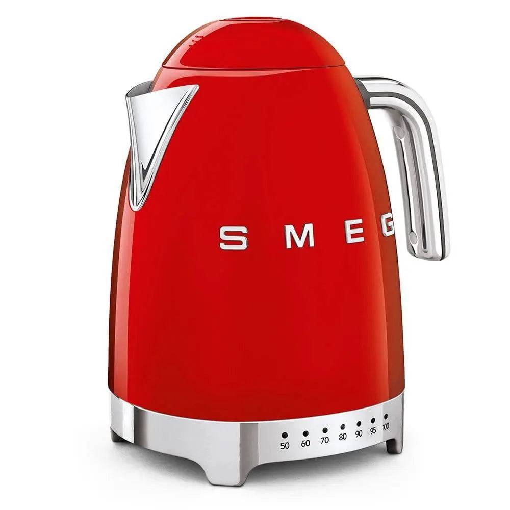 Rotes SMEG Elektrokettle mit Chromgriff und Temperaturregler, vor weißem Hintergrund abgebildet.