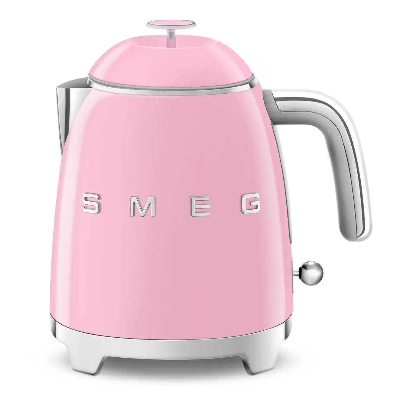 Rosa Smeg Elektrokessel mit Edelstahlakzenten und silbernem Griff, auf weißem Hintergrund gezeigt.