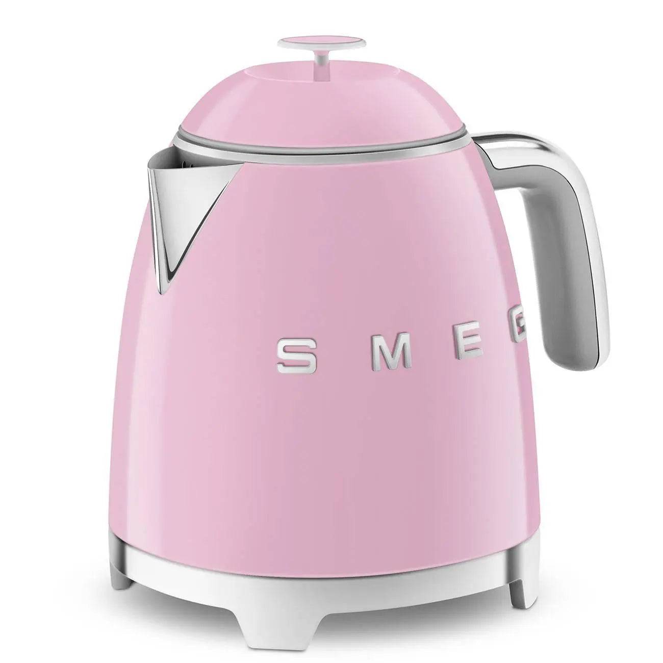 Rosa SMEG Elektrokessel mit Chromgriff und Ausguss, auf weißem Hintergrund dargestellt.