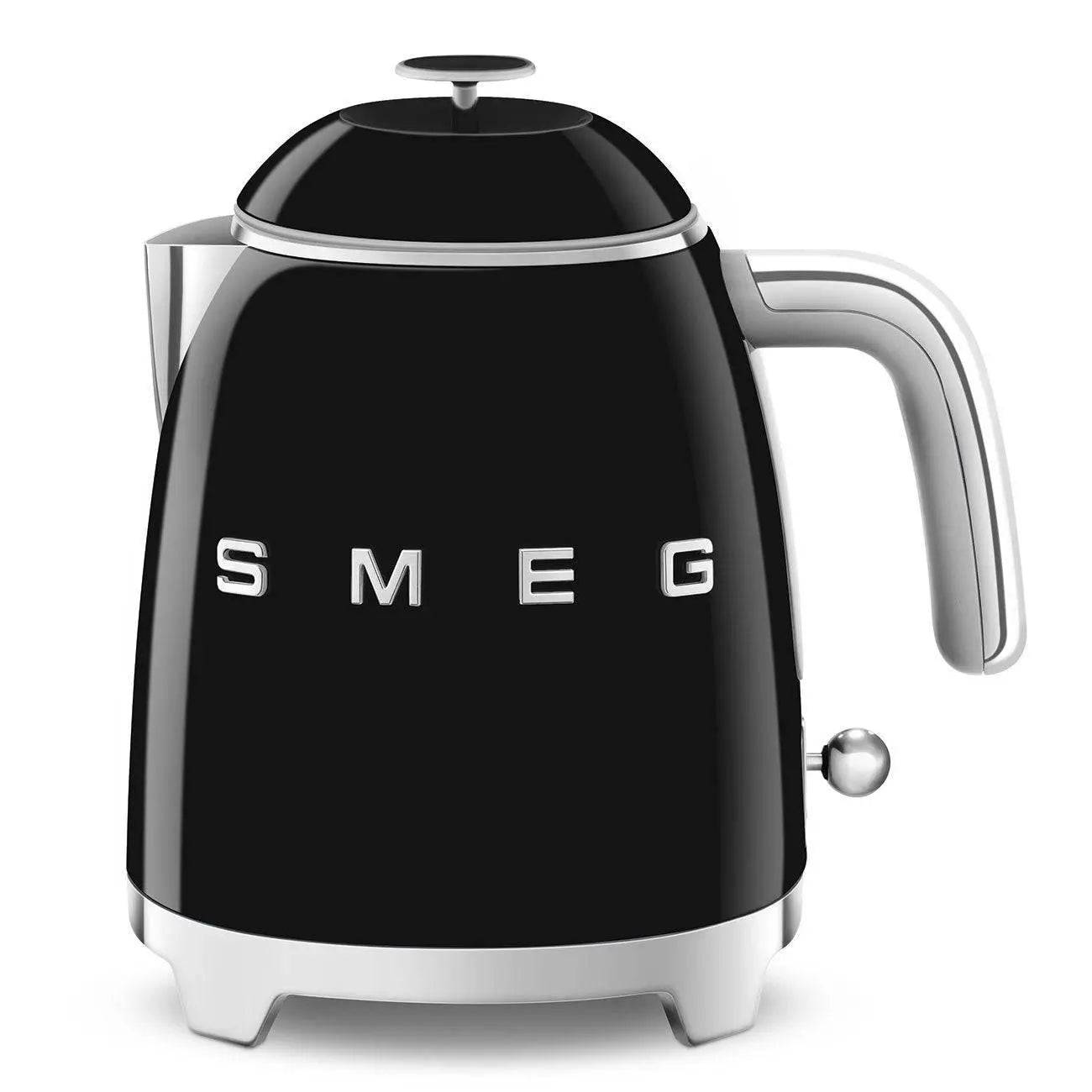 Schwarzer SMEG Elektrokessel mit silbernem Griff, Deckel und Sockel auf weißem Hintergrund.