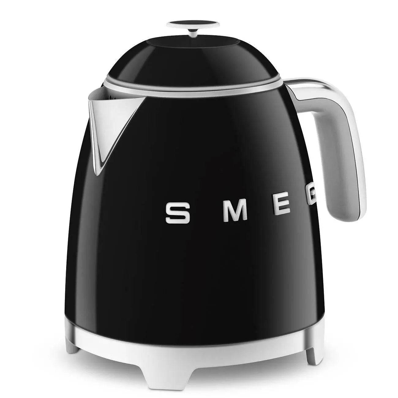 Schwarzer SMEG Wasserkocher mit Chromgriff, Ausguss und Deckel auf weißem Hintergrund.