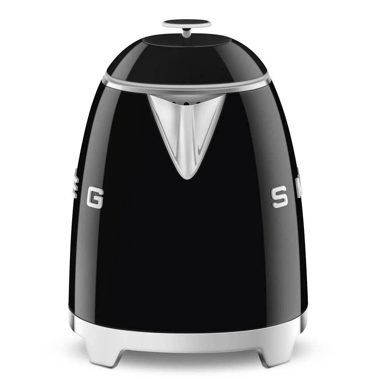 Schwarze Smeg Elektrokesselkessel mit polierten Chromakzenten und einem oberen Knopf, gezeigt auf weißem Hintergrund.
