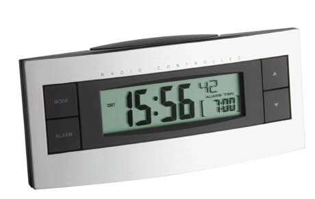 Digitale funkgesteuerte Weckeruhr mit Anzeige 15:56 und Alarmzeit auf 7:00 eingestellt.