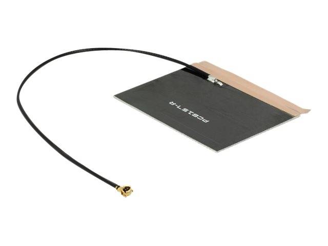 Schwarzes koaxiales Antennenkabel mit einer flachen Haftungskleber-Patch-Antenne und Goldstecker auf weißem Hintergrund.