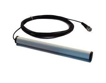Ein zylindrischer Metallsensor mit einem langen schwarzen Kabel und Stecker, auf weißem Hintergrund dargestellt.