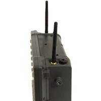 Ein schwarzer kabelloser Router oder Netzwerkgerät mit zwei Antennen, dargestellt auf weißem Hintergrund.