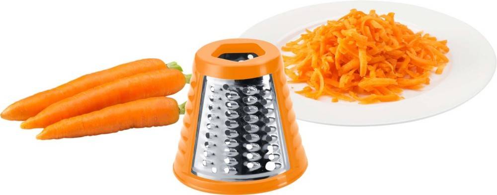Ein kegelförmiger Reibe mit orangefarbenen Akzenten auf einer Küchenarbeitsplatte, umgeben von ganzen Karotten und einem Teller mit geriebenen Karotten.