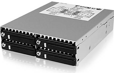 Silbernes Gehäuse für Computer-Festplatten mit vier schwarzen abnehmbaren Laufwerkschächten/vorderen Fächern auf weißem Hintergrund gezeigt.