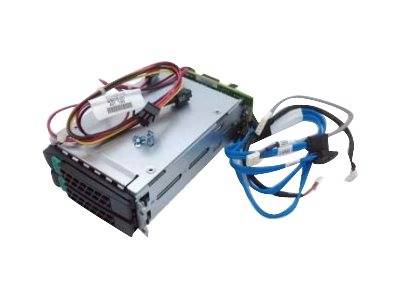 Metallisches Computerlaufwerk-Schacht oder Stromversorgungseinheit mit angebrachten roten, blauen und schwarzen Kabeln auf weißem Hintergrund.