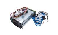 Kompaktes elektronisches Gerät mit angeschlossenen mehrfarbigen Kabeln und Leitungssätzen auf weißem Hintergrund.