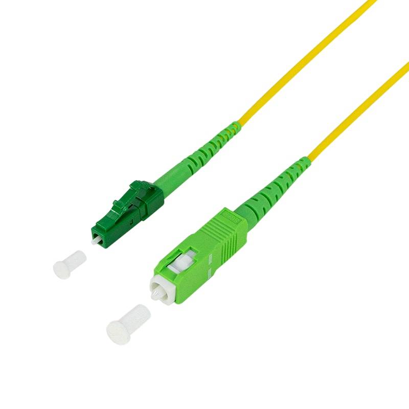 Zwei grüne Glasfaser-Netzwerkstecker mit gelben Kabeln und weißen Schutzdeckeln, verwendet für Hochgeschwindigkeits-Datenübertragung.
