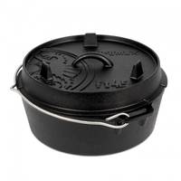 Ein schwarzer gusseiserner Dutch Oven mit Tragegriff und geprägtem Design auf dem Deckel, geeignet für Camping oder Outdoor-Kochen.