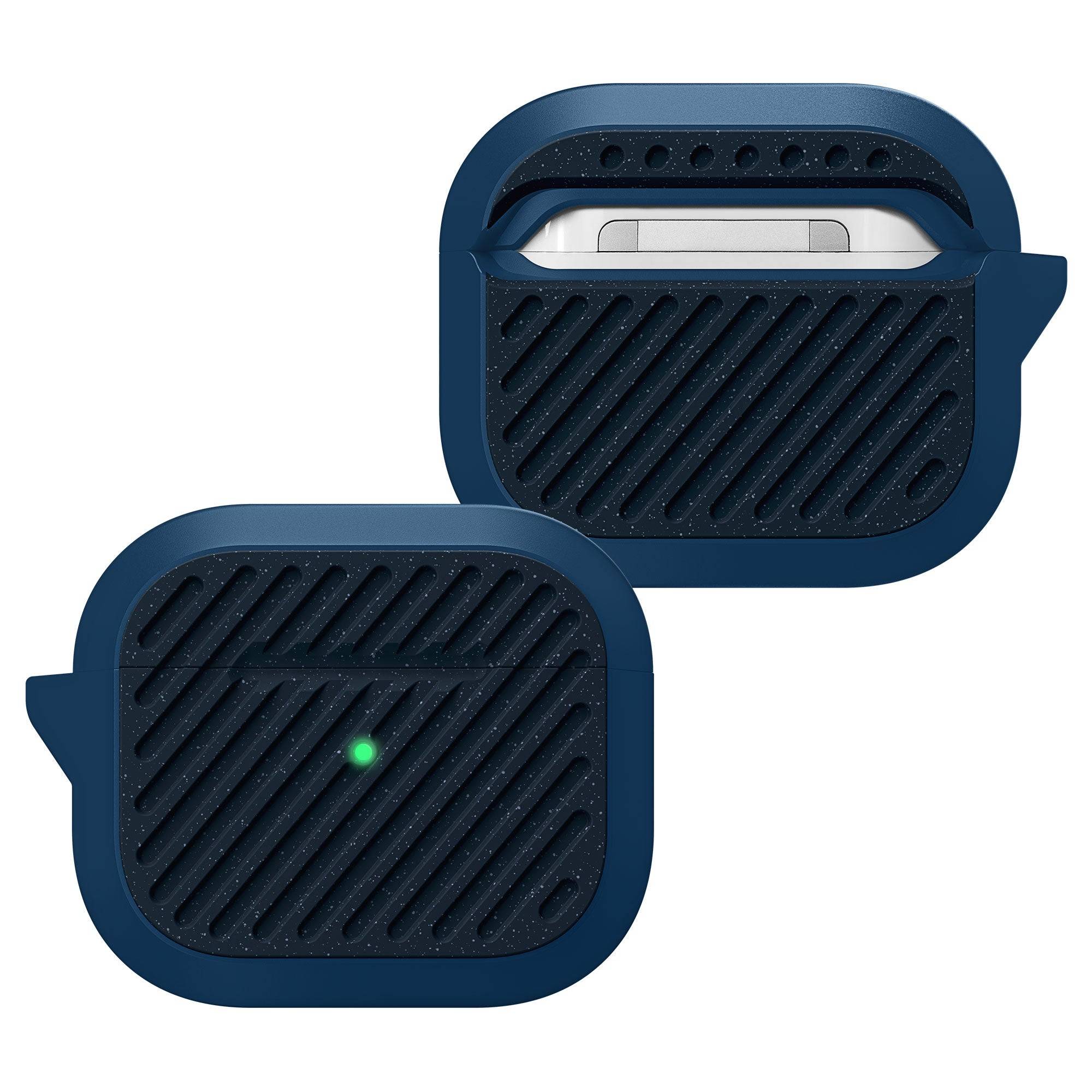 Zwei marineblaue AirPods-ähnliche Ladeetuis in Vorder- und Rückansicht, eines mit grünem Statuslicht und eines offen mit Ohrhörern im Inneren.