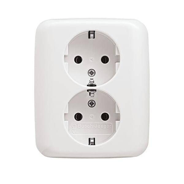 Eine weiße doppelte Steckdose an einer Wand, die für zwei runde Steckertypen konzipiert ist, die in Europa häufig verwendet werden.