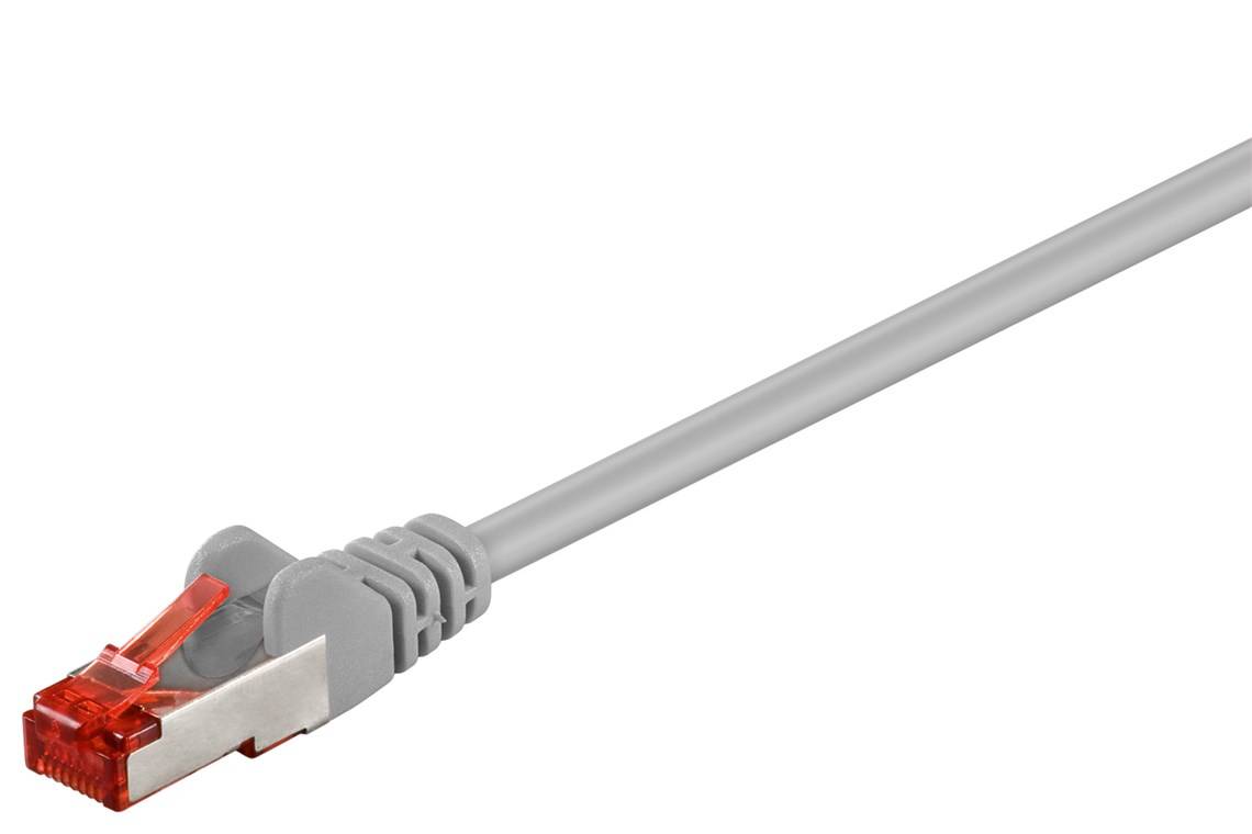 Ethernet-Kabel mit RJ45-Stecker auf einem grauen Kabel, dargestellt auf weißem Hintergrund.