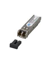SFP-Transceiver-Modul mit einer kleinen schwarzen Schutzkappe, die darunter auf weißem Hintergrund gezeigt wird.