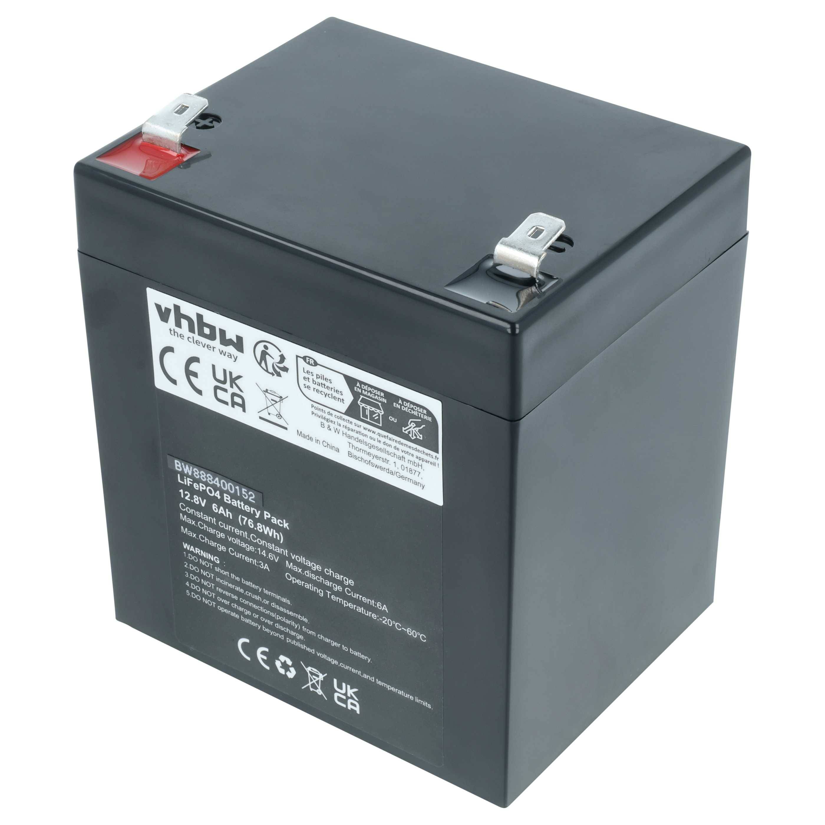 Eine schwarze rechteckige Batterie mit Griff und Etikett, das Konformitätssymbole und Spezifikationen einschließlich 