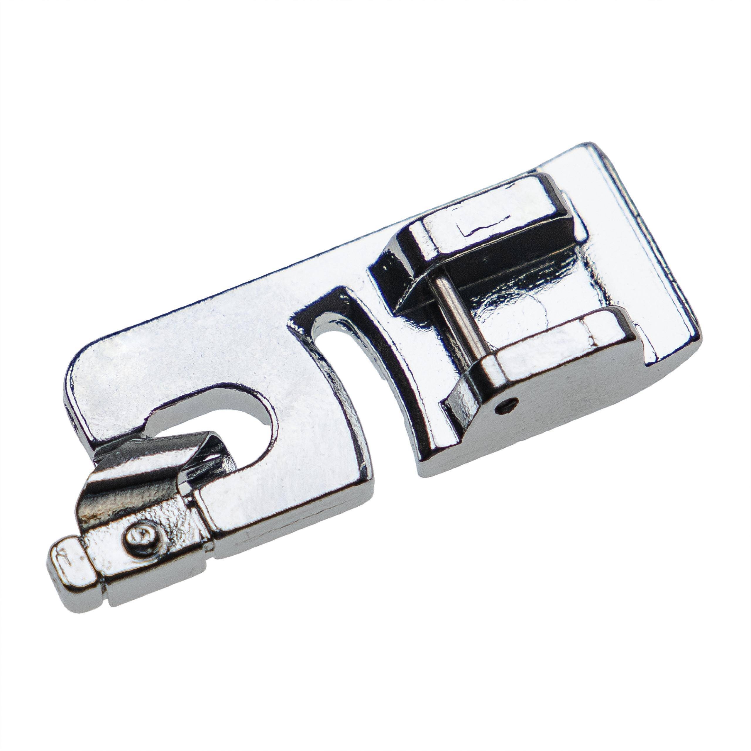 Ein glänzender Metallnähfuß zum Nähen mit einer Öffnung für Stoff und einem Spannmechanismus oben.