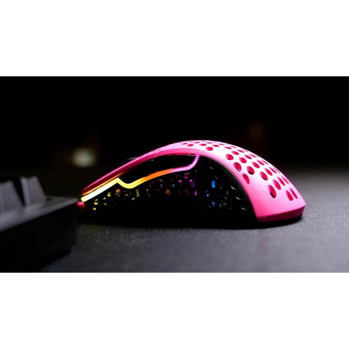 Cherry Xtrfy M4 RGB Gaming-Maus – ultraleicht, kabelgebunden & ergonomisch für Rechtshänder in Pink