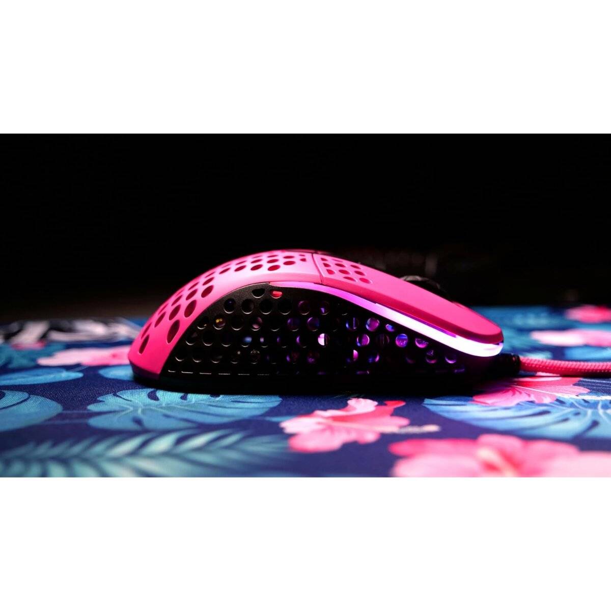 Cherry Xtrfy M4 RGB Gaming-Maus – ultraleicht, kabelgebunden & ergonomisch für Rechtshänder in Pink