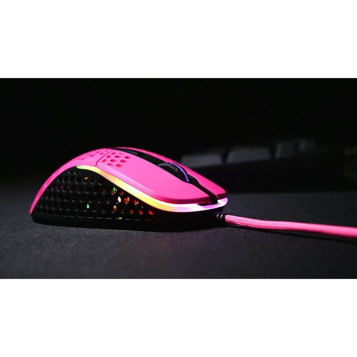 Cherry Xtrfy M4 RGB Gaming-Maus – ultraleicht, kabelgebunden & ergonomisch für Rechtshänder in Pink
