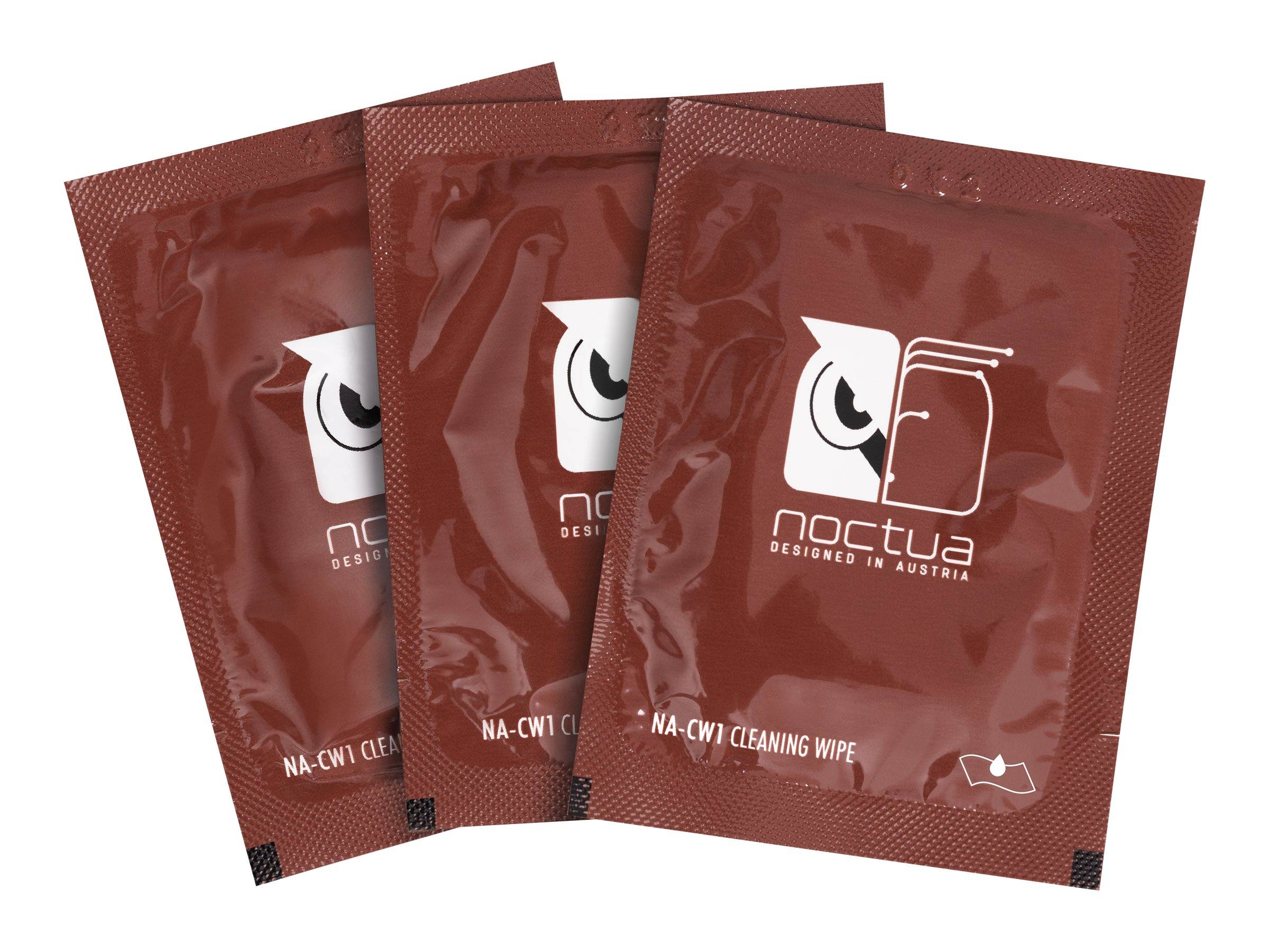 Drei braune Noctua NA-CW1 Reinigungstücher-Sachets fächerförmig auf weißem Hintergrund angeordnet, mit sichtbarem EulLogo und der Aufschrift „Noctua designed in Austria