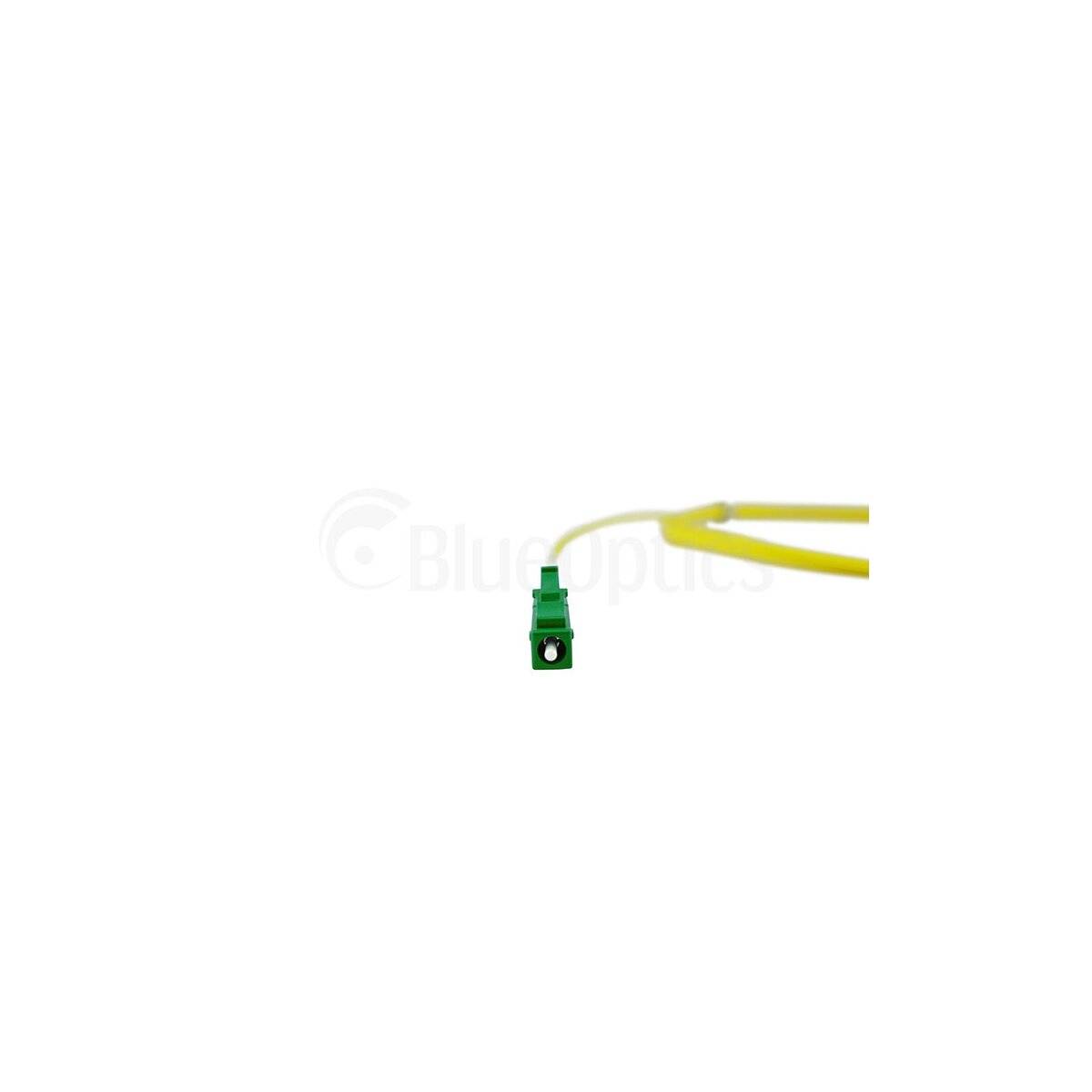 Gelbes Lichtwellenleiterkabel mit grünem Steckverbinder auf weißem Hintergrund.