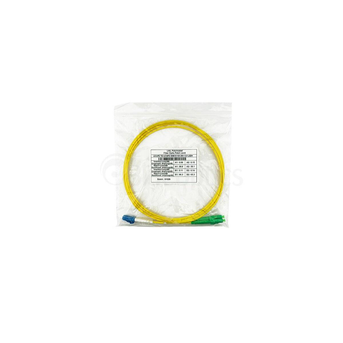 Gelbes Glasfaserkabel mit klarer Kunststoffverpackung, aufgerollt mit blauen und grünen Steckerenden und einem Produktetikett.