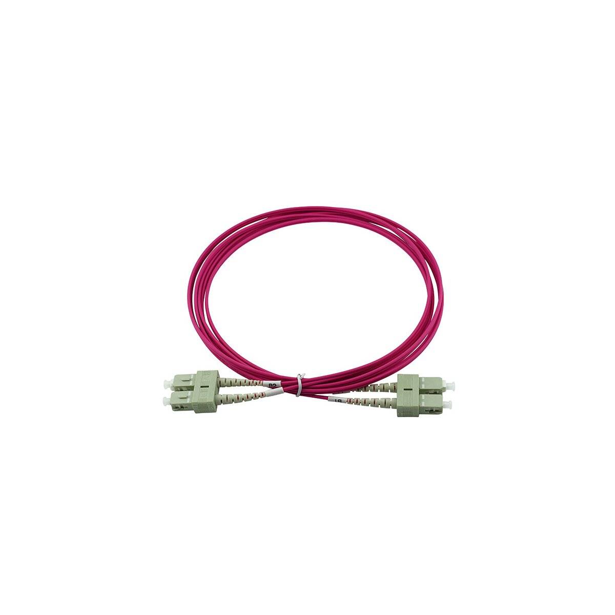 Aufgerolltes rotes Lichtwellenleiterkabel mit grünen Steckern an beiden Enden auf weißem Hintergrund.
