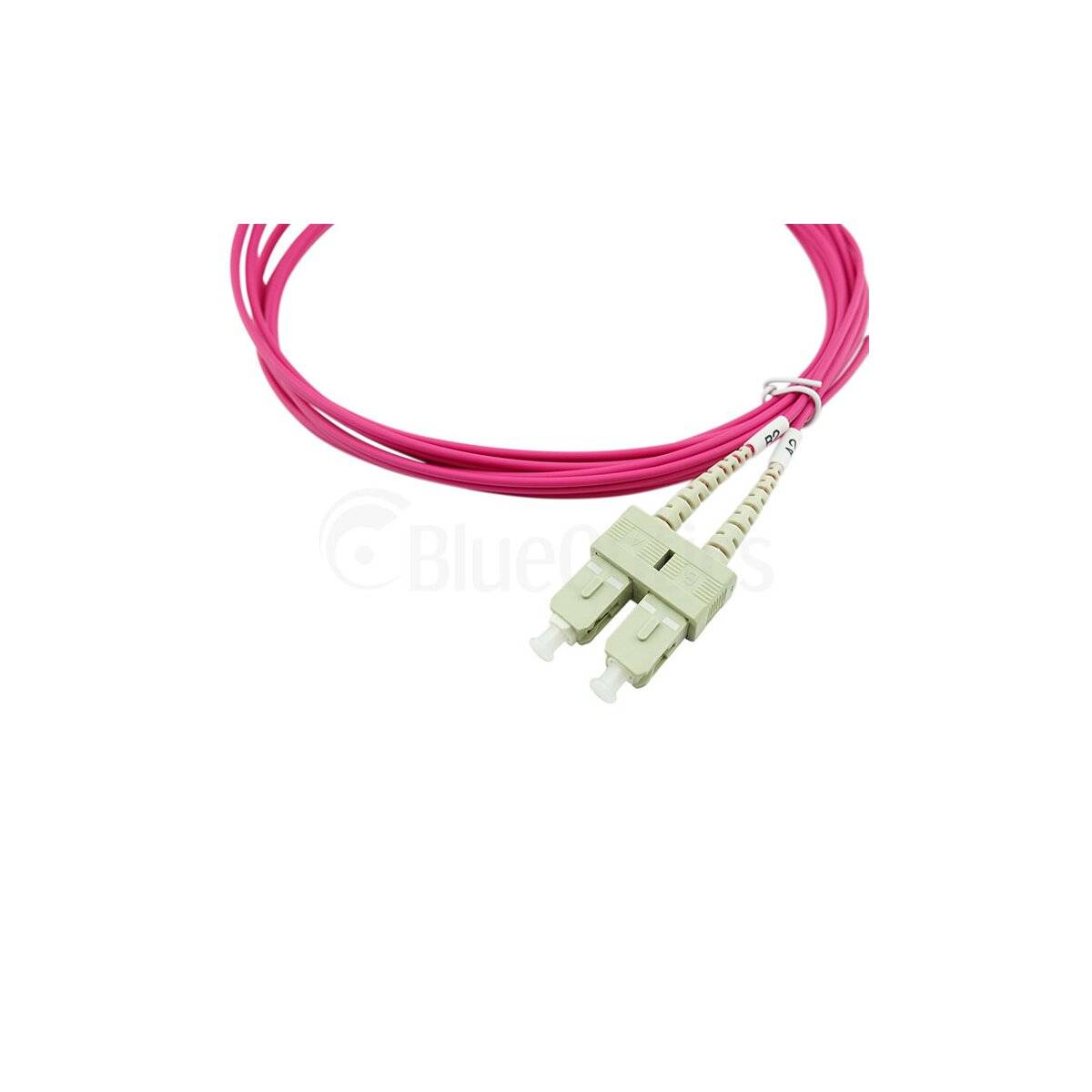 Rosa Lichtwellenleiterkabel mit einem Duplex-Stecker auf weißem Hintergrund.