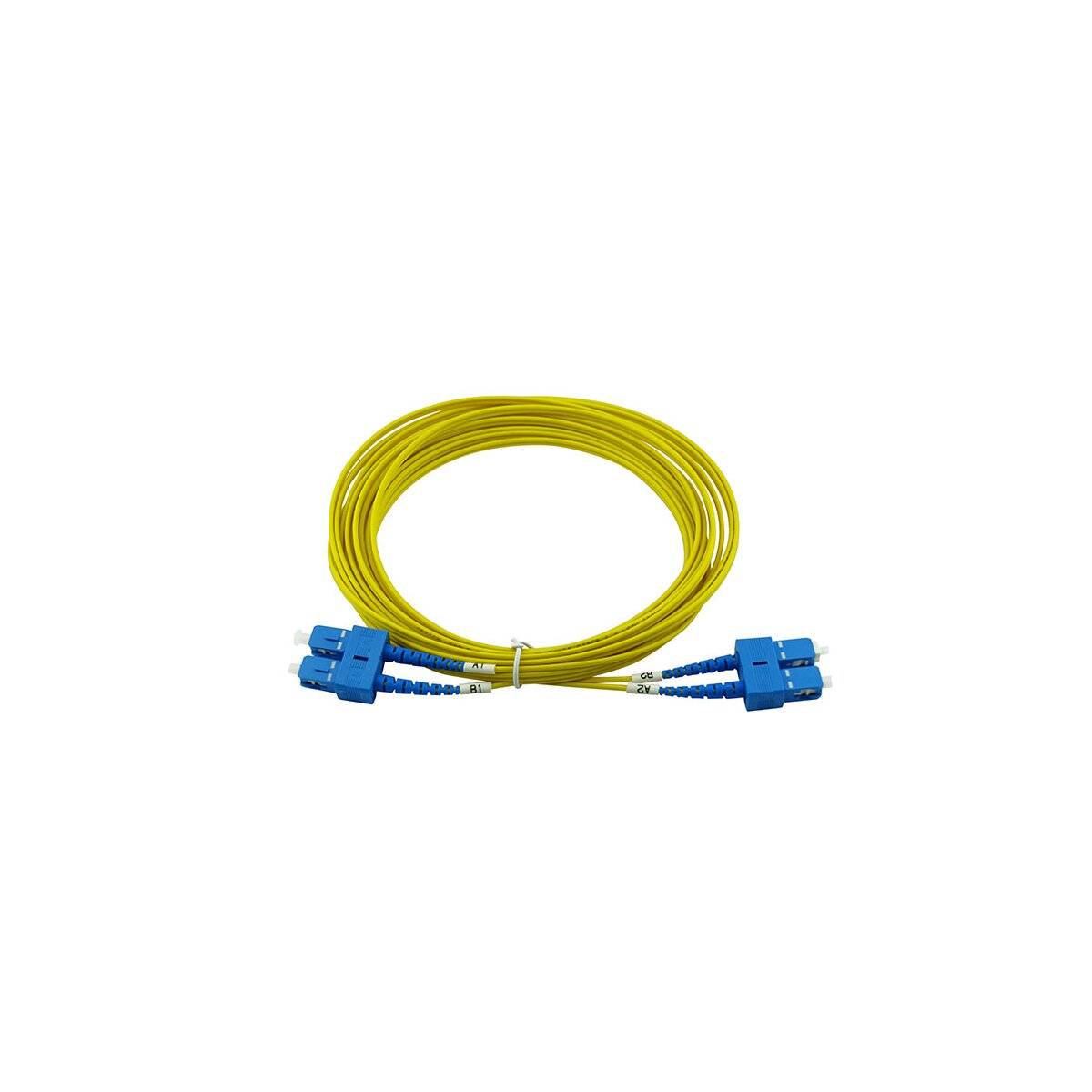 Gelbe Lichtwellenleiterkabel-Spule mit blauen Steckern an beiden Enden, isoliert auf weißem Hintergrund.