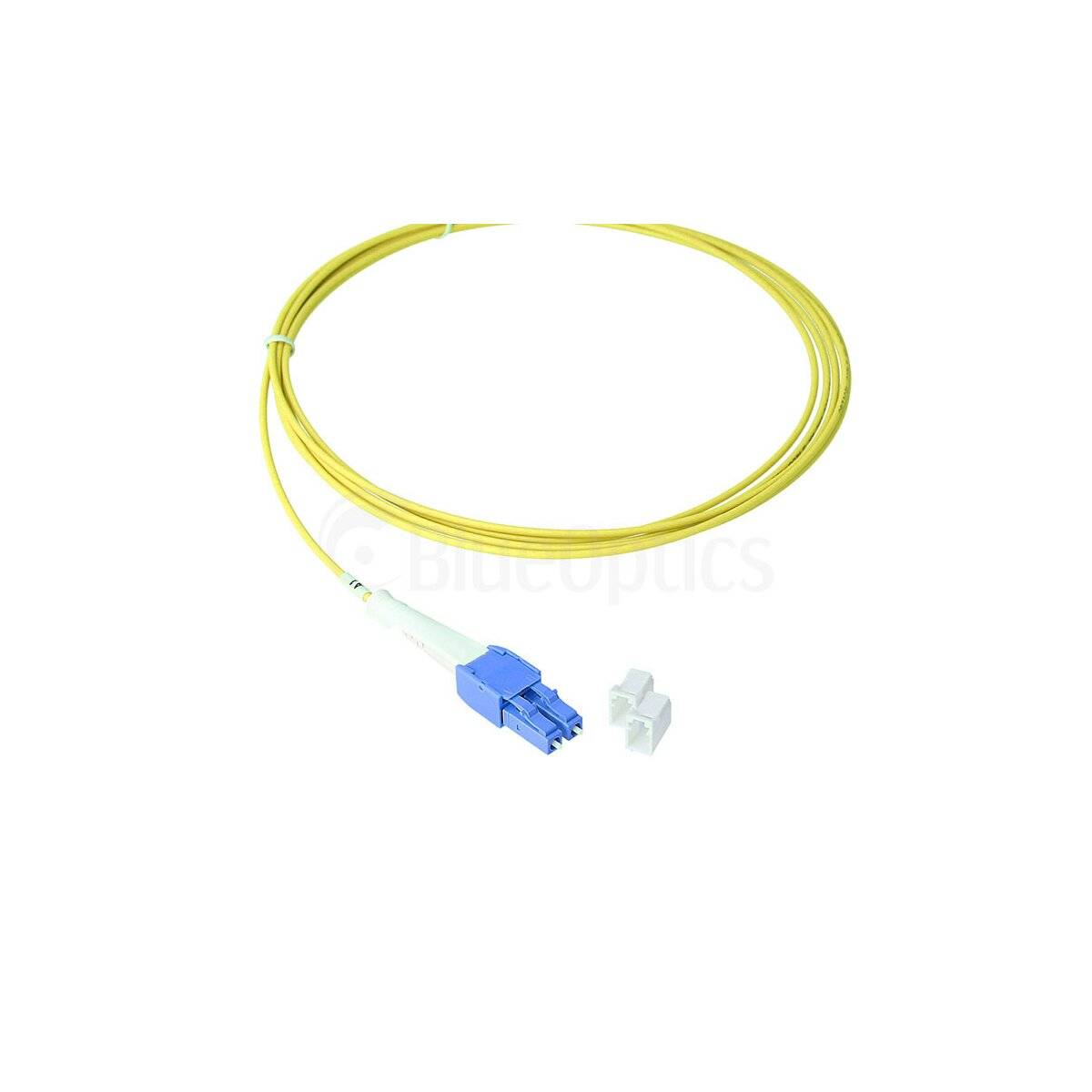 Gelbes Glasfaserkabel mit blauem Stecker und kleinem weißen Adapter auf weißem Hintergrund.