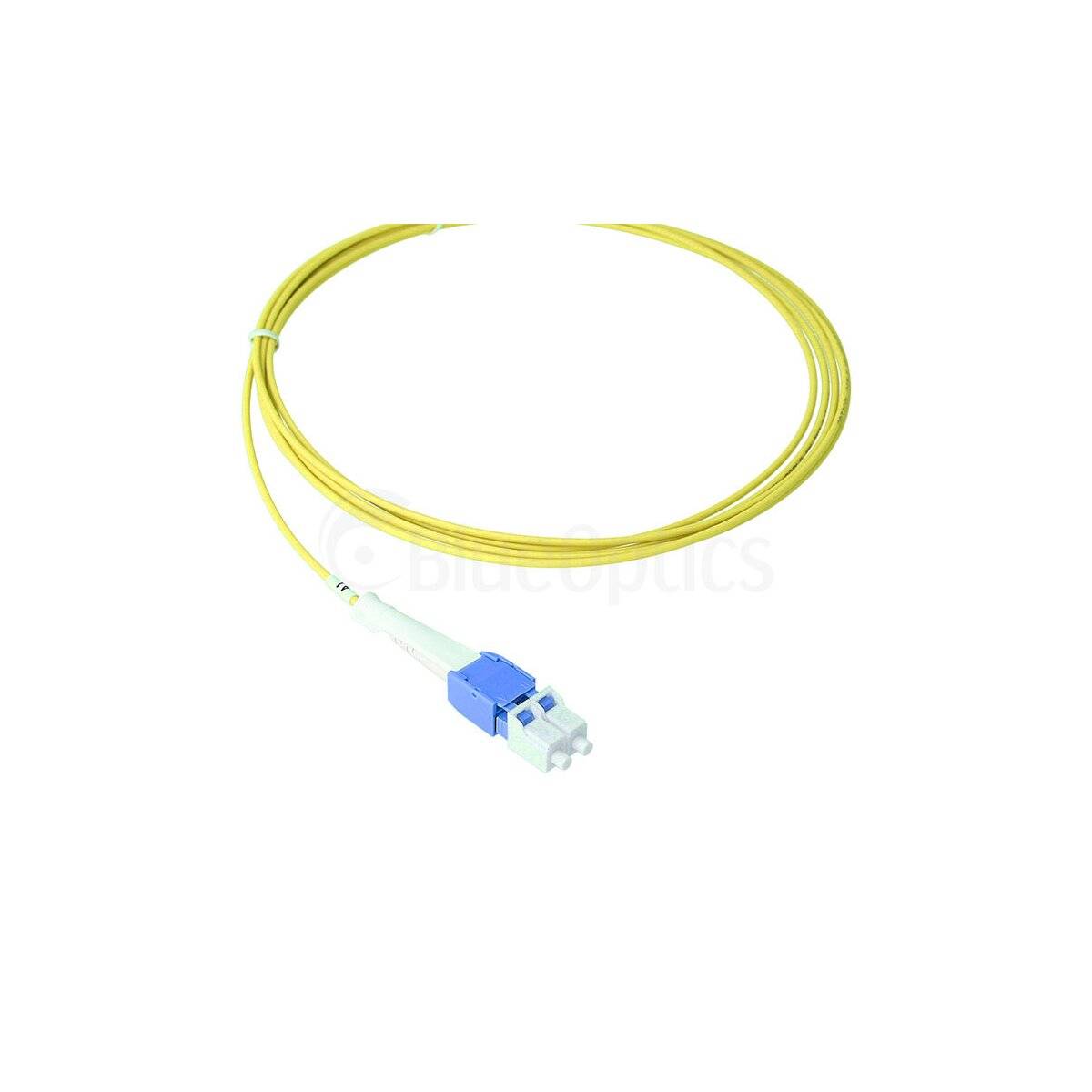 Aufgerolltes gelbes Glasfaserkabel mit einem blau-weißen Stecker auf weißem Hintergrund.