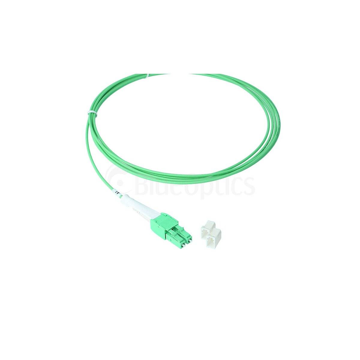Grünes Glasfaserkabel mit grünem Stecker und kleinem weißem Adapter auf weißem Hintergrund.