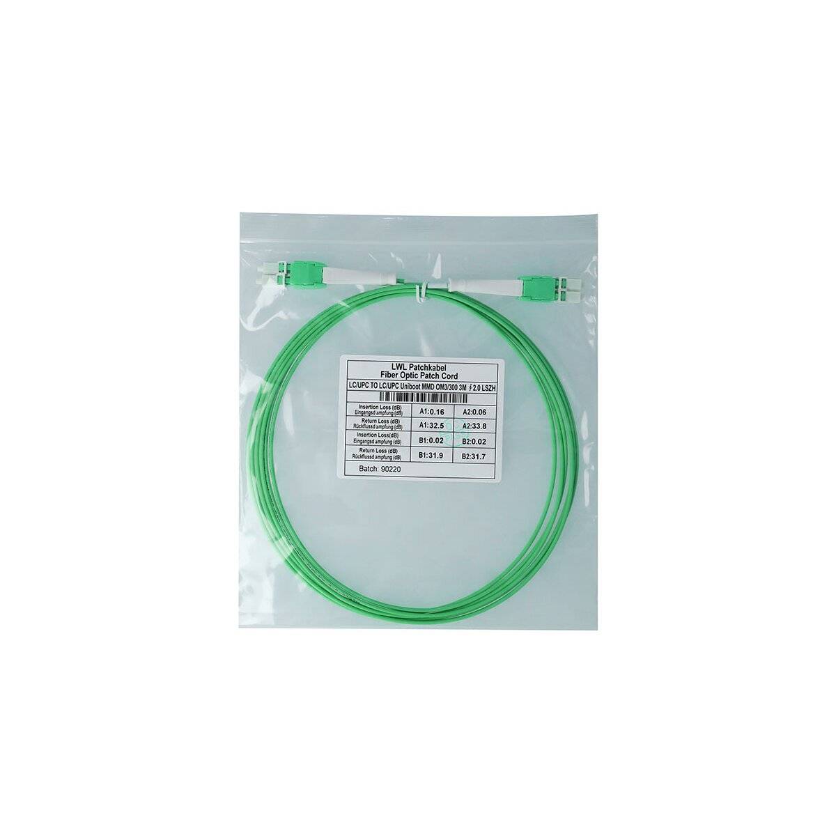 Grünes Glasfaserkabel in einer durchsichtigen Plastiktüte aufgerollt, wobei die Steckerenden sichtbar sind und ein Produktetikett in der Mitte der Verpackung angebracht ist.