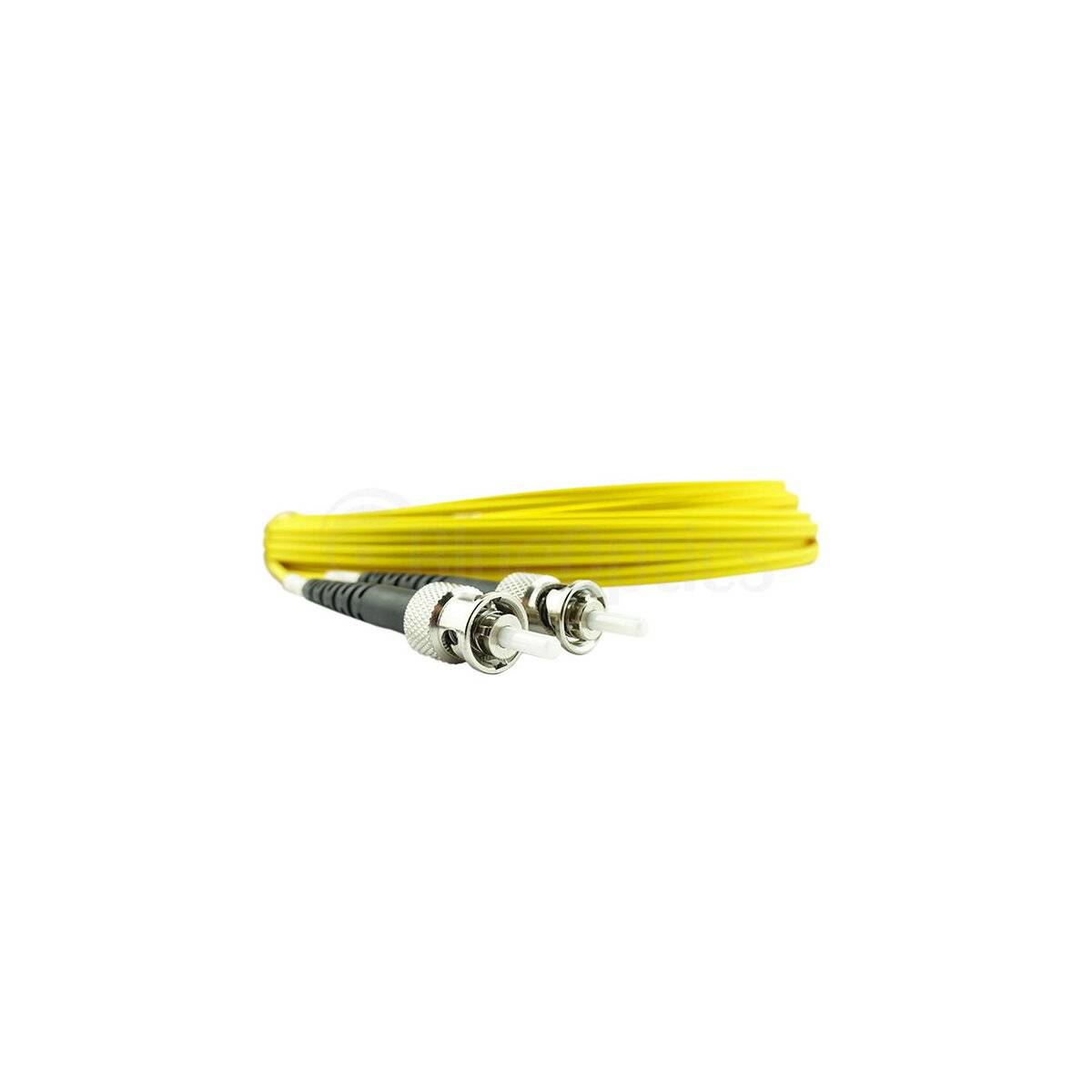 Gelbes Lichtwellenleiterkabel mit zwei Metallsteckerverbindern auf weißem Hintergrund.