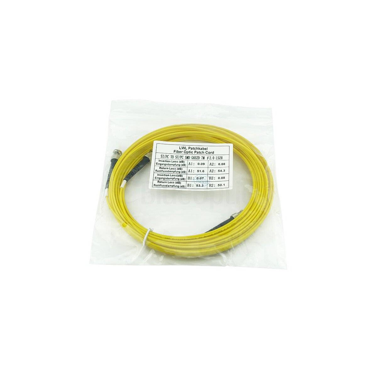 Aufgerolltes gelbes Glasfaserkabel in einer durchsichtigen Plastiktüte mit angebrachtem Produktetikett.