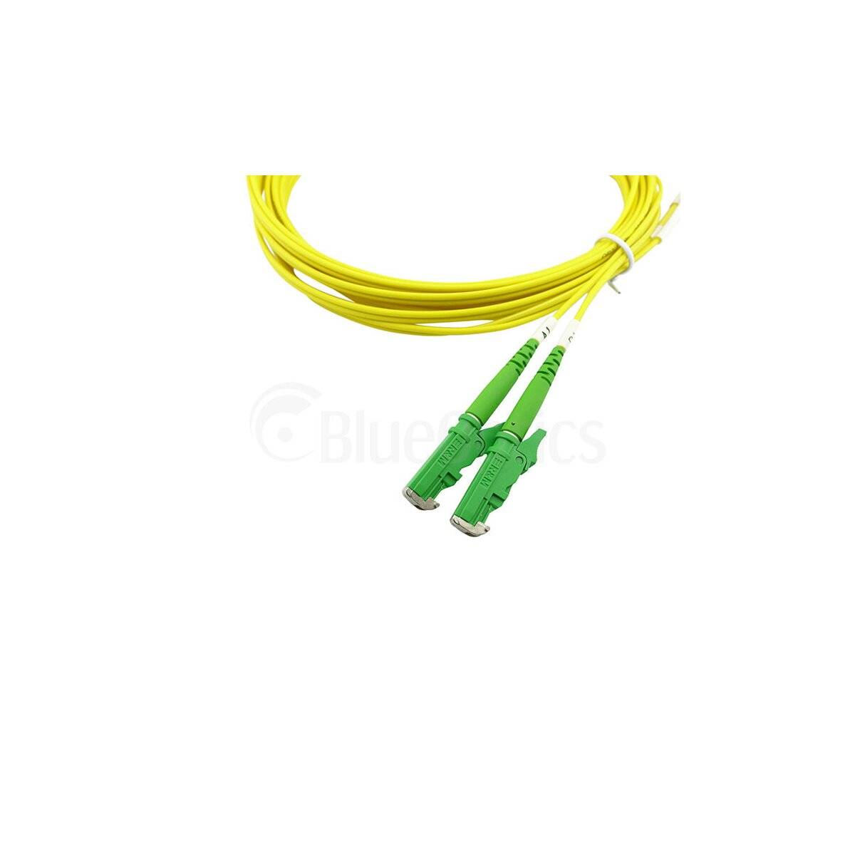 Gelbes Lichtwellenleiterkabel mit zwei grünen SC-Steckern auf weißem Hintergrund.