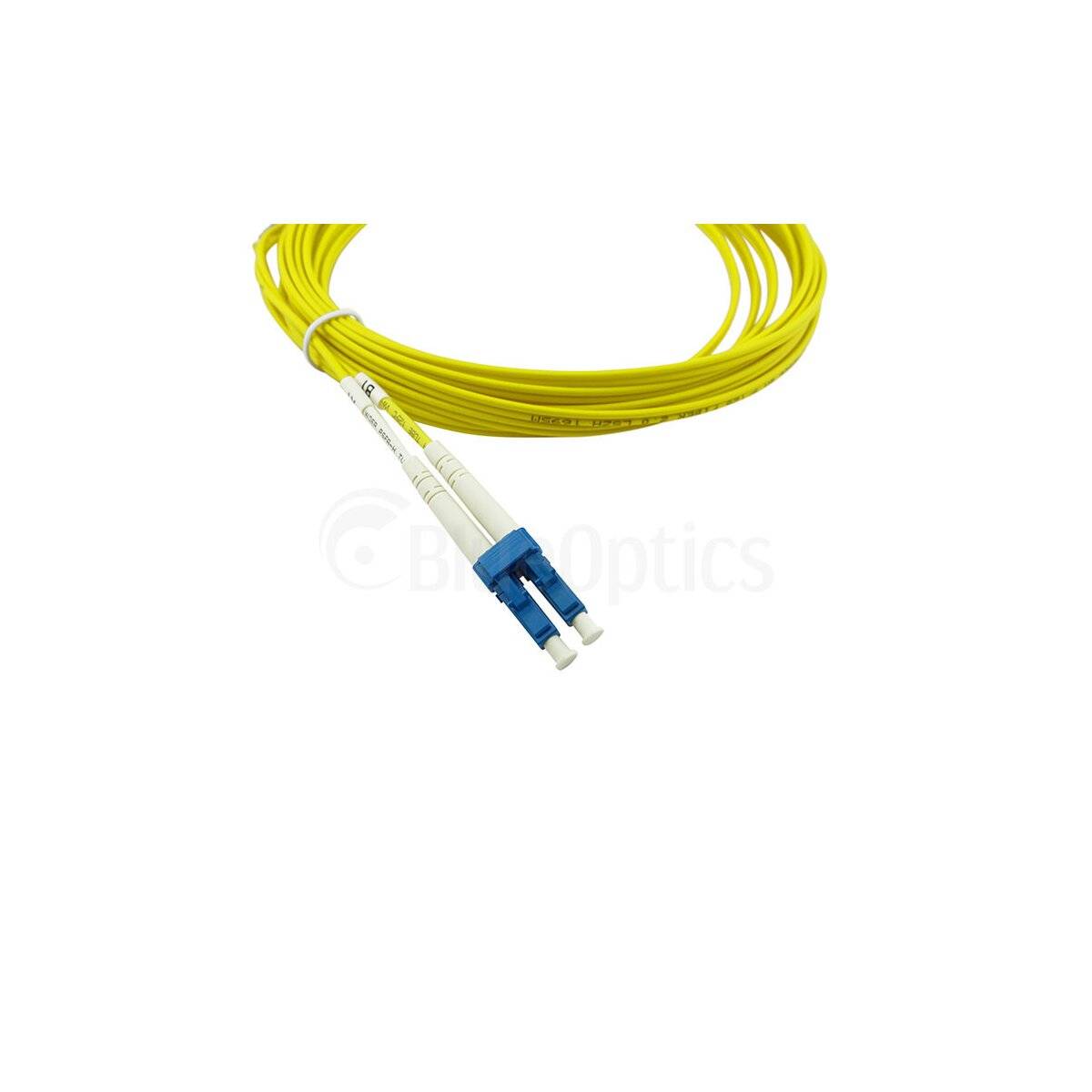 Gelbes Glasfaserkabel mit einem blau-weißen Stecker auf weißem Hintergrund.