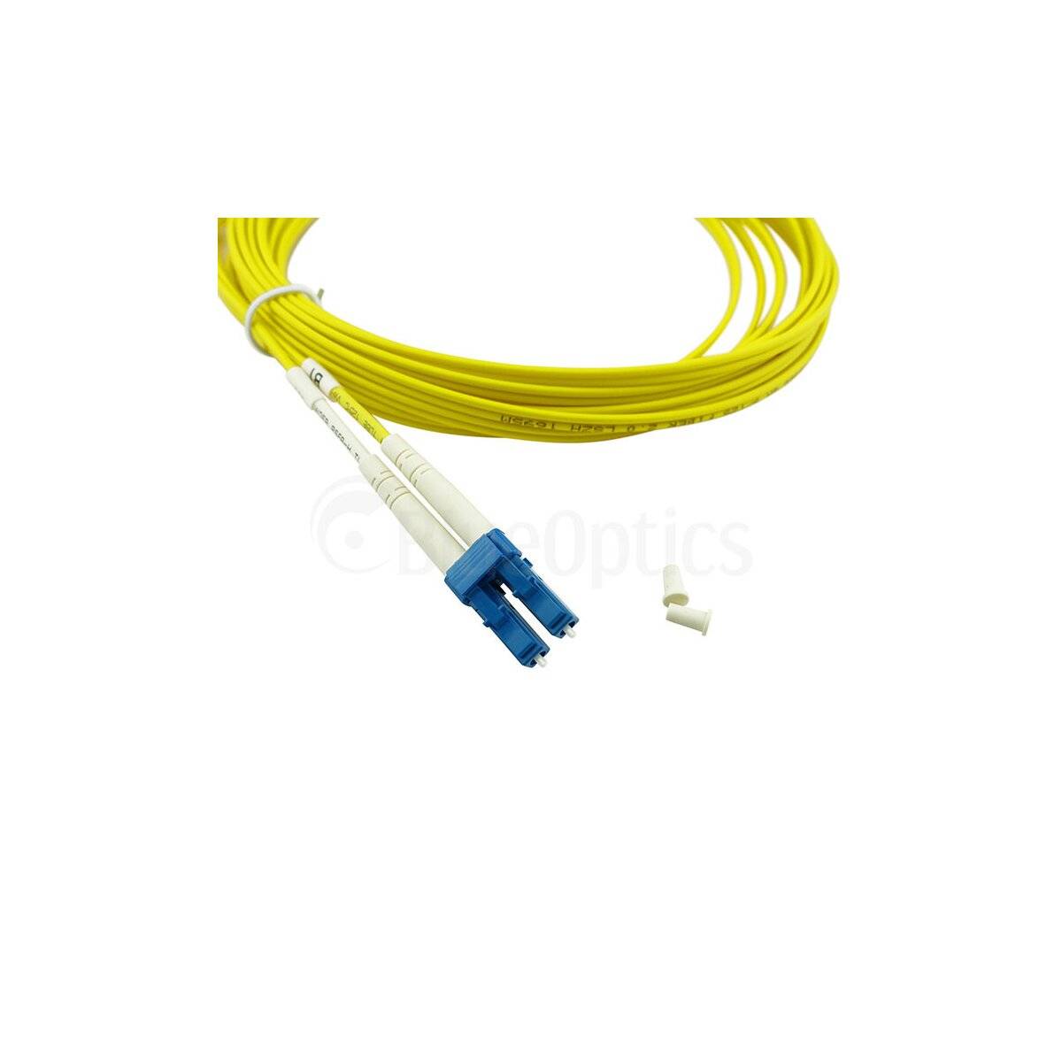 Gelbes Lichtwellenleiterkabel mit blauen Steckerenden und einer kleinen weißen Klammer auf weißem Hintergrund.