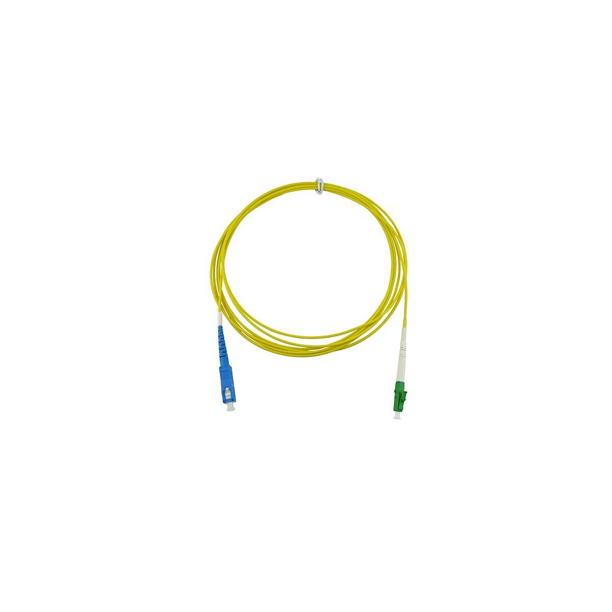 Gelbe Glasfaserkabelschleife mit blauem Stecker an einem Ende und grünem Stecker am anderen Ende, gezeigt vor weißem Hintergrund.