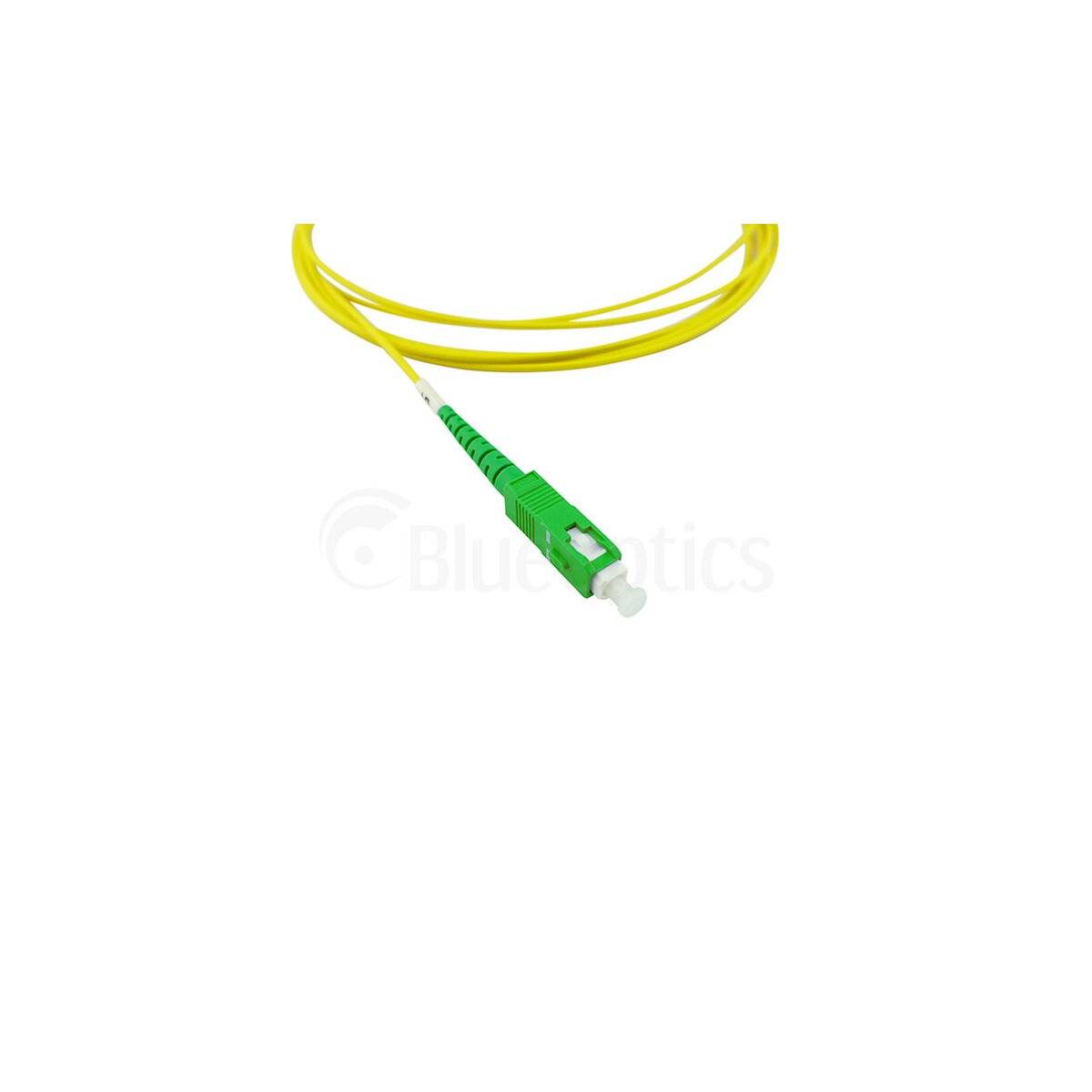 Gelbes Glasfaserkabel mit einem grünen Stecker auf weißem Hintergrund.
